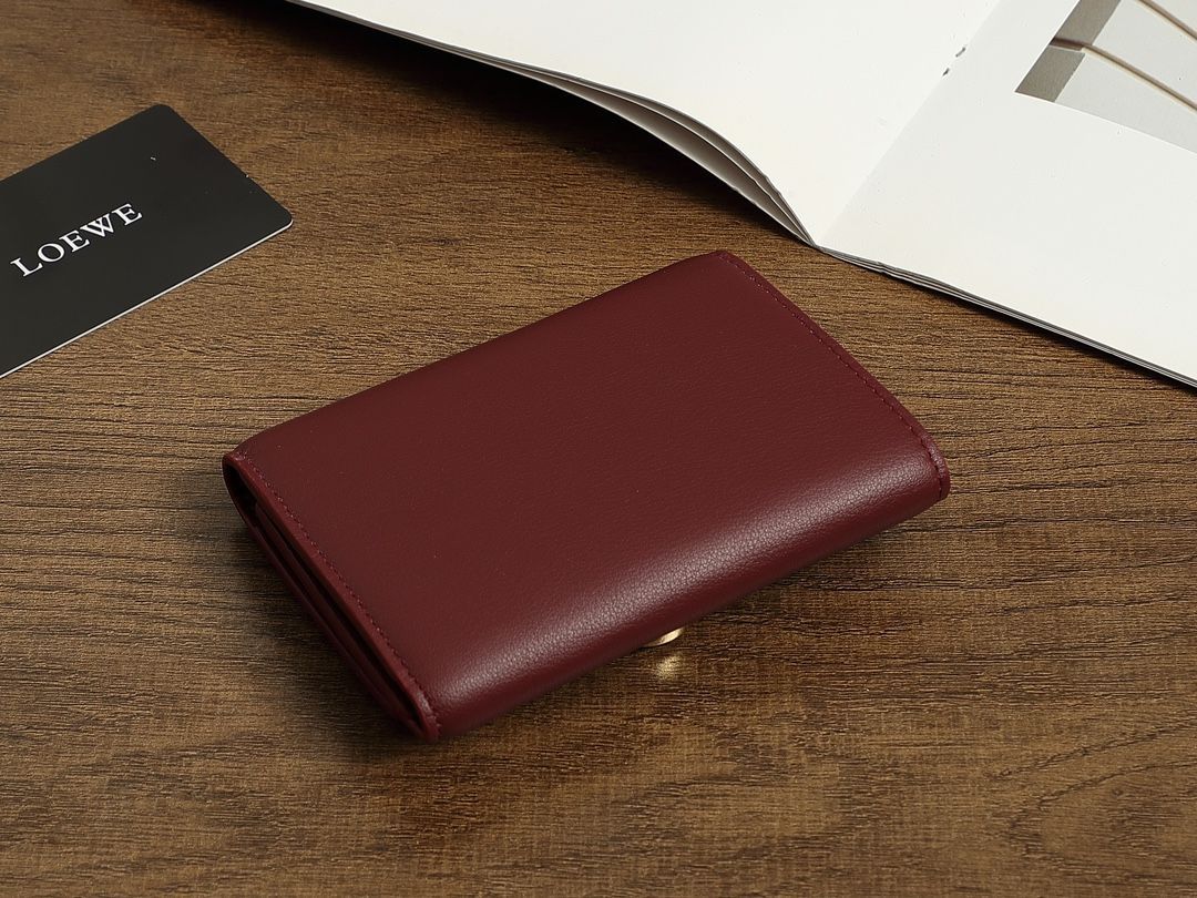 LOEWE ブラックレザー 三つ折り財布 新品 - メルカリ