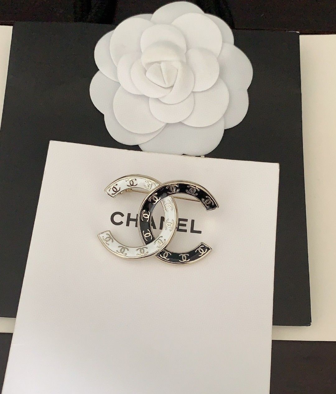 【新作】CHANEL シャネル モノクロCCロゴ ブローチ - エレガントなデザイン