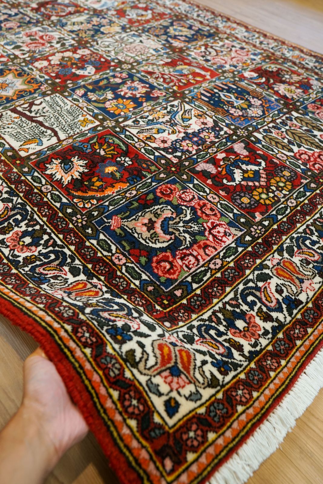 ペルシャ絨毯 バクティアリ産 手織りラグ 202×136cm ガーデン