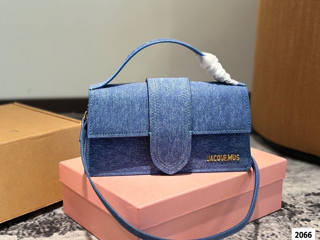 JACQUEMUS ライトブルー ハンドバッグ Jacquemus Light Blue suede top handle bag - shop the look