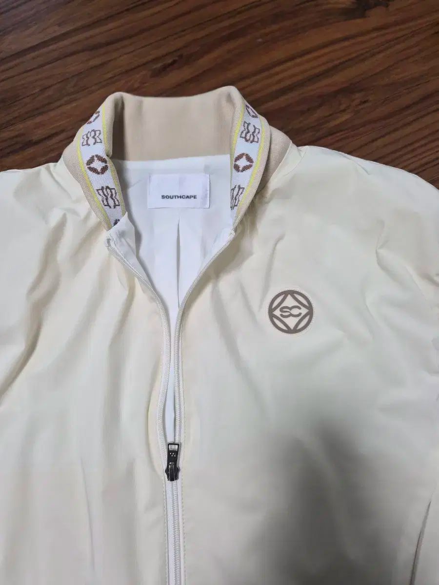 CAPE ジップアップ