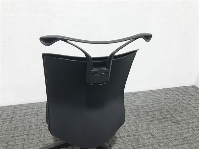 プレゼント オムネスチェア 背パッド無 ハンガー付 オフィスチェア オカムラ ブラック 激安で季節を先取り。