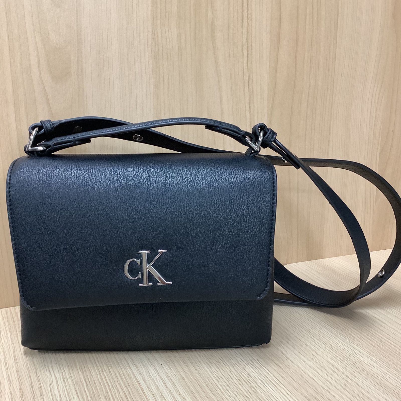 美品】Calvin Klein メタルモノグラムトップハンドルバッグ - メルカリ