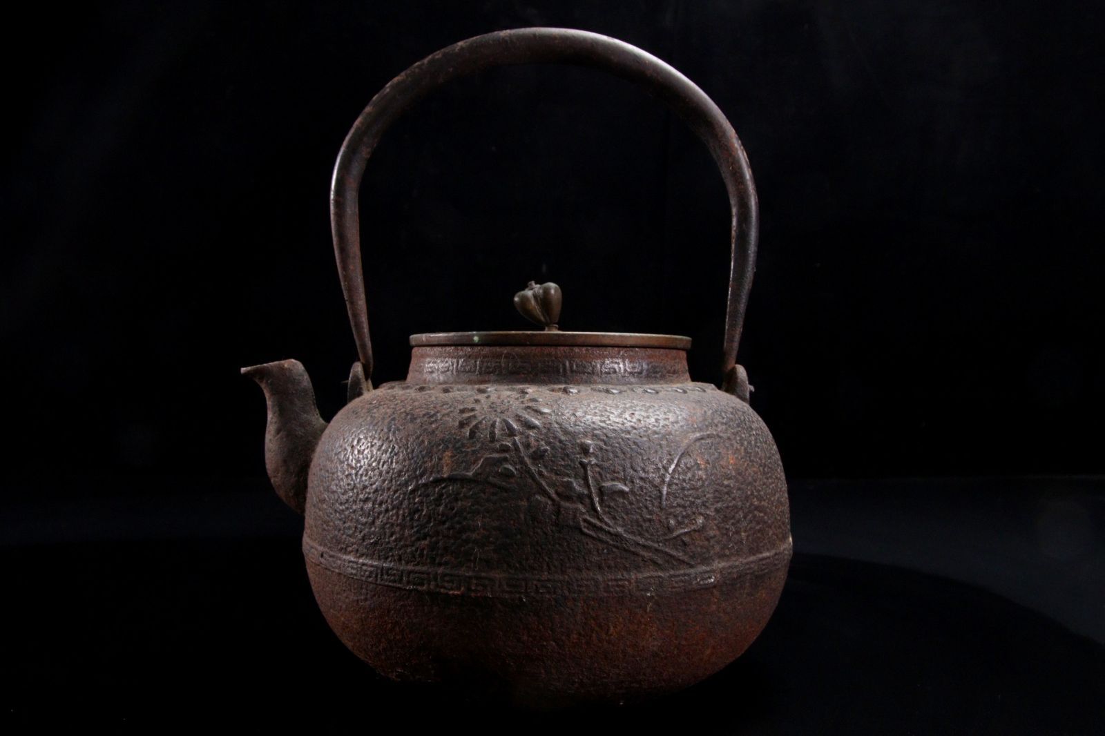 明治期大国寿朗名品鉄瓶 明治期大国寿朗名品鉄瓶 晴寿堂 大国寿朗 蟹浮彫鉄瓶 | 新栄堂