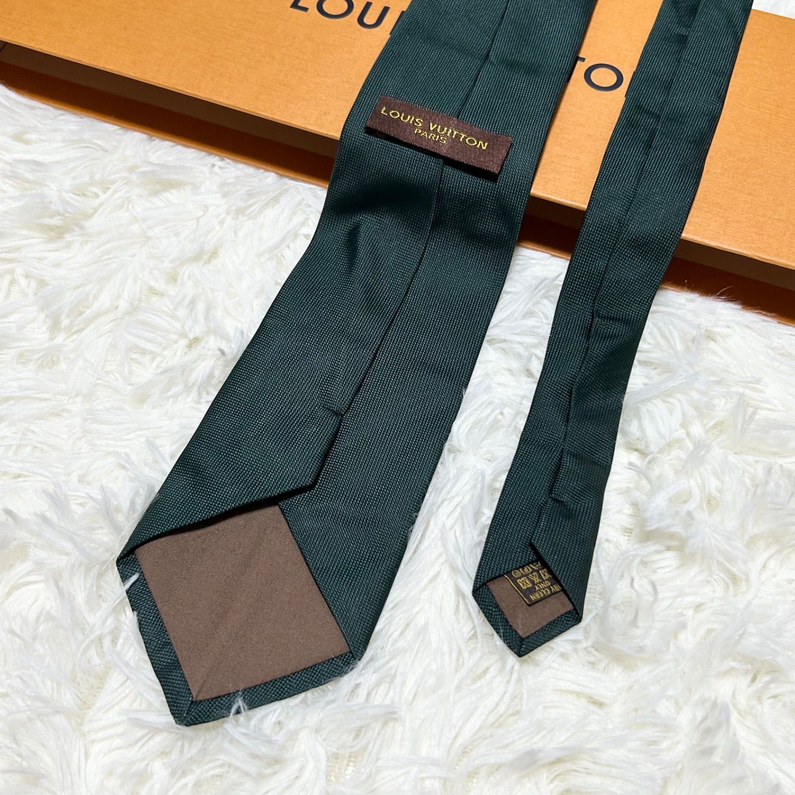 美品 ヴィトン LVロゴ ネクタイ シルク グリーン LOUIS VUITTON 新品同様 LOUIS VUITTON ルイ・ヴィトン ネクタイ NIGO コラボ