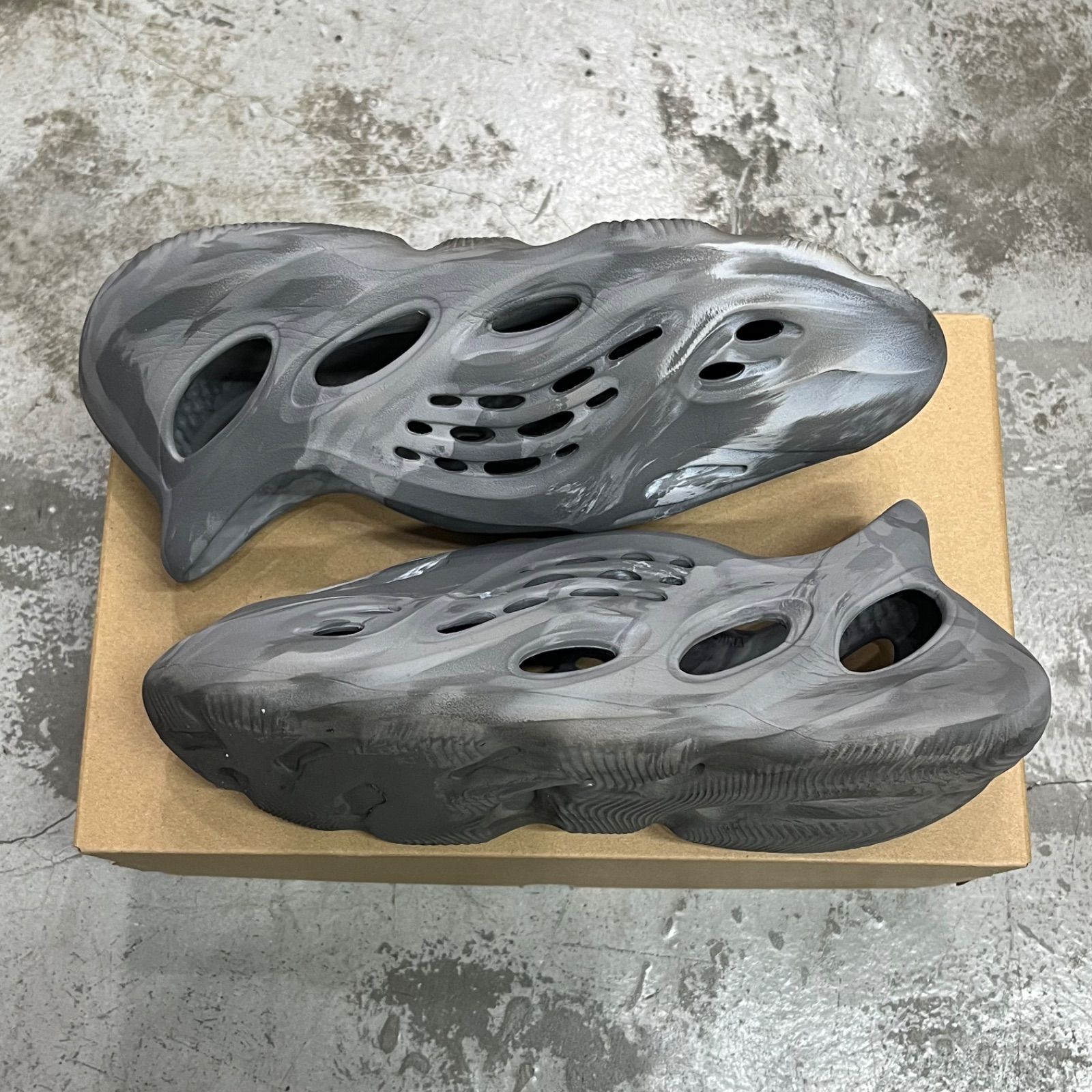 国内正規 adidas YEEZY Foam Runner MX Granite イージー