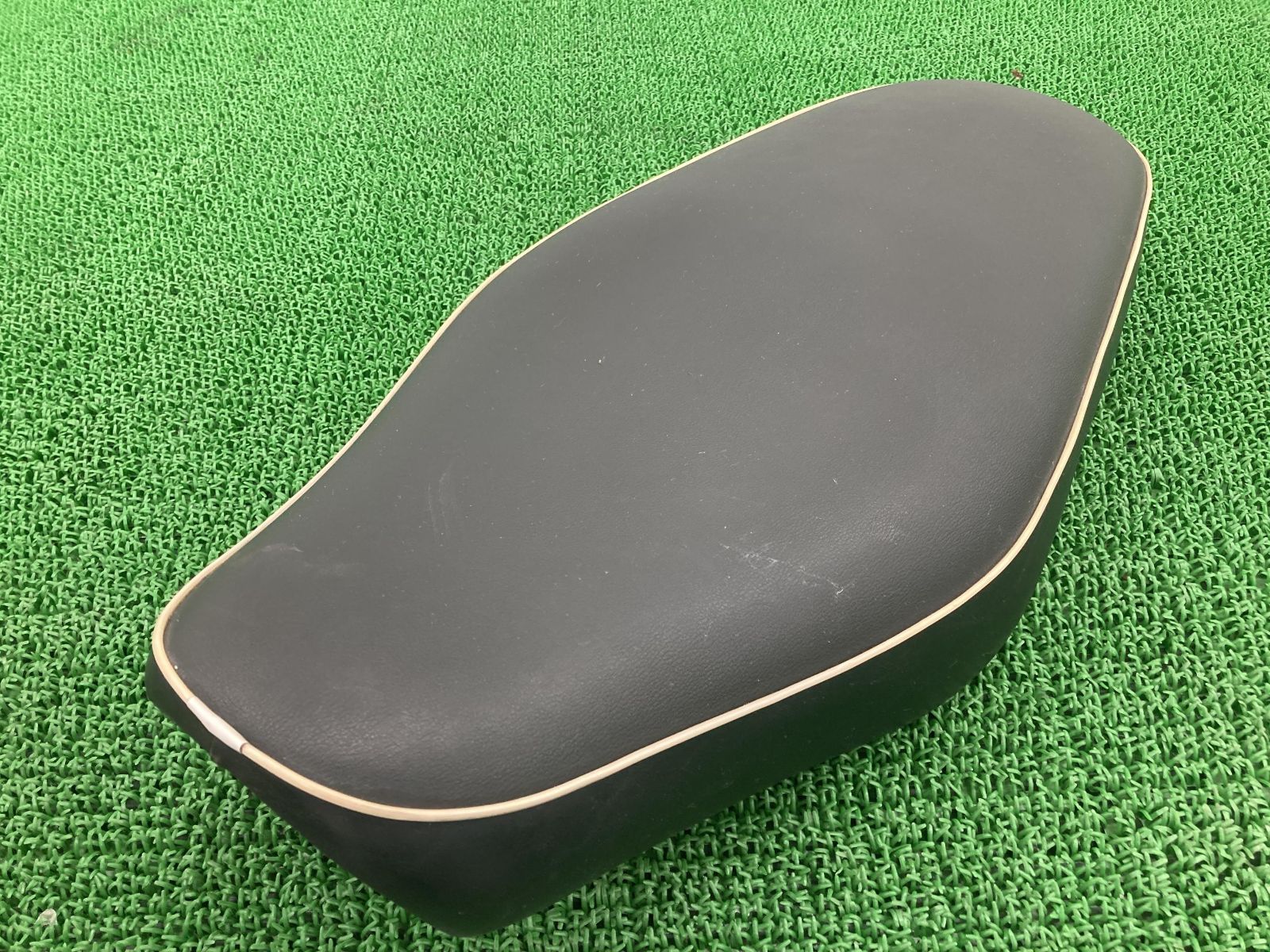 W650 シート カワサキ 純正 中古 バイク 部品 EJ650A 初期型 ノーマル 破れ無し 品薄 希少品 車検 Genuine