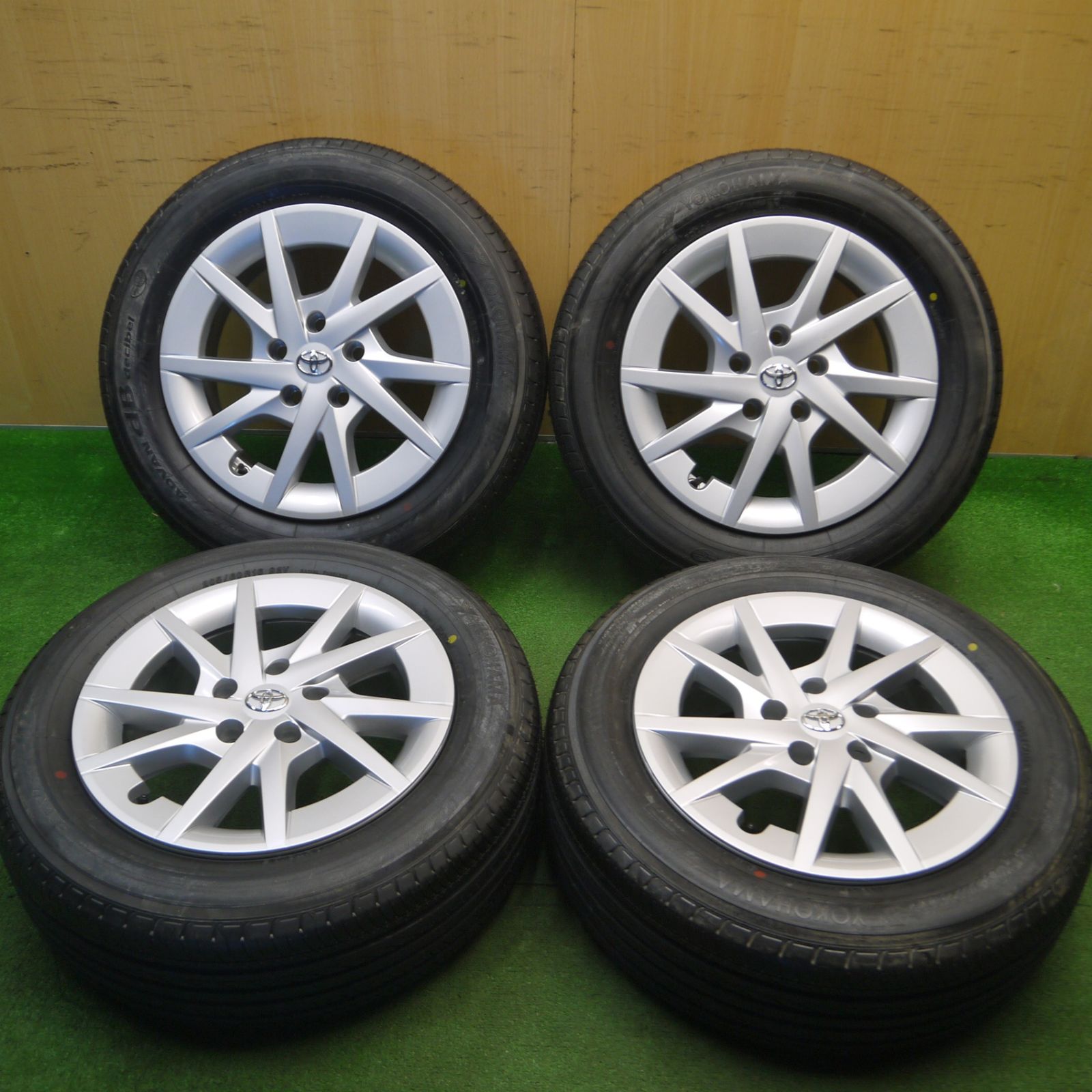 [送料無料] 新車外しトヨタ プリウスα 純正 205/60R16 ヨコハマ アドバン dB デシベル 16インチ PCD114.3/5H5012805Hノ