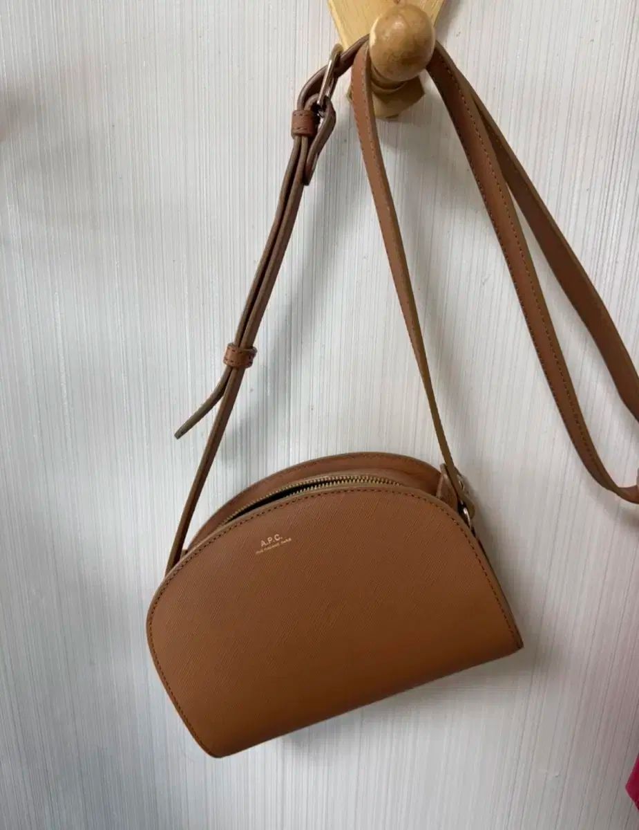A.P.C アー ペー セー ハーフムーン サフィアーノ