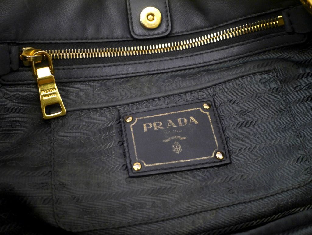 レア◇PRADA プラダ ギャザーデザイン ナイロンxレザー切替 ハンドショルダー2way トート バッグ カーキ◇ 希少な2way仕様のギャザーモデル  - メルカリ