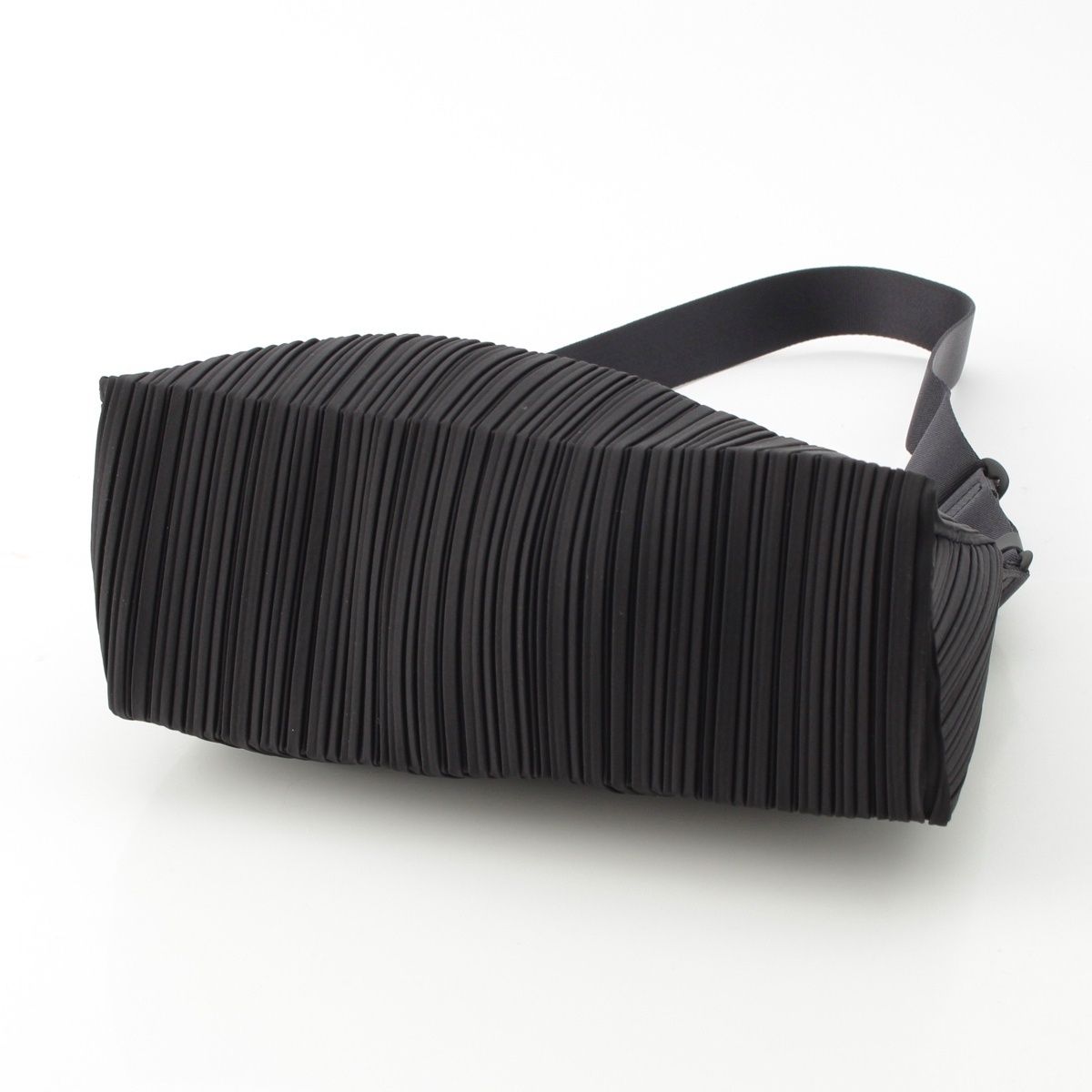 イッセイミヤケ ブラックプリーツパーティーバッグ イッセイミヤケ