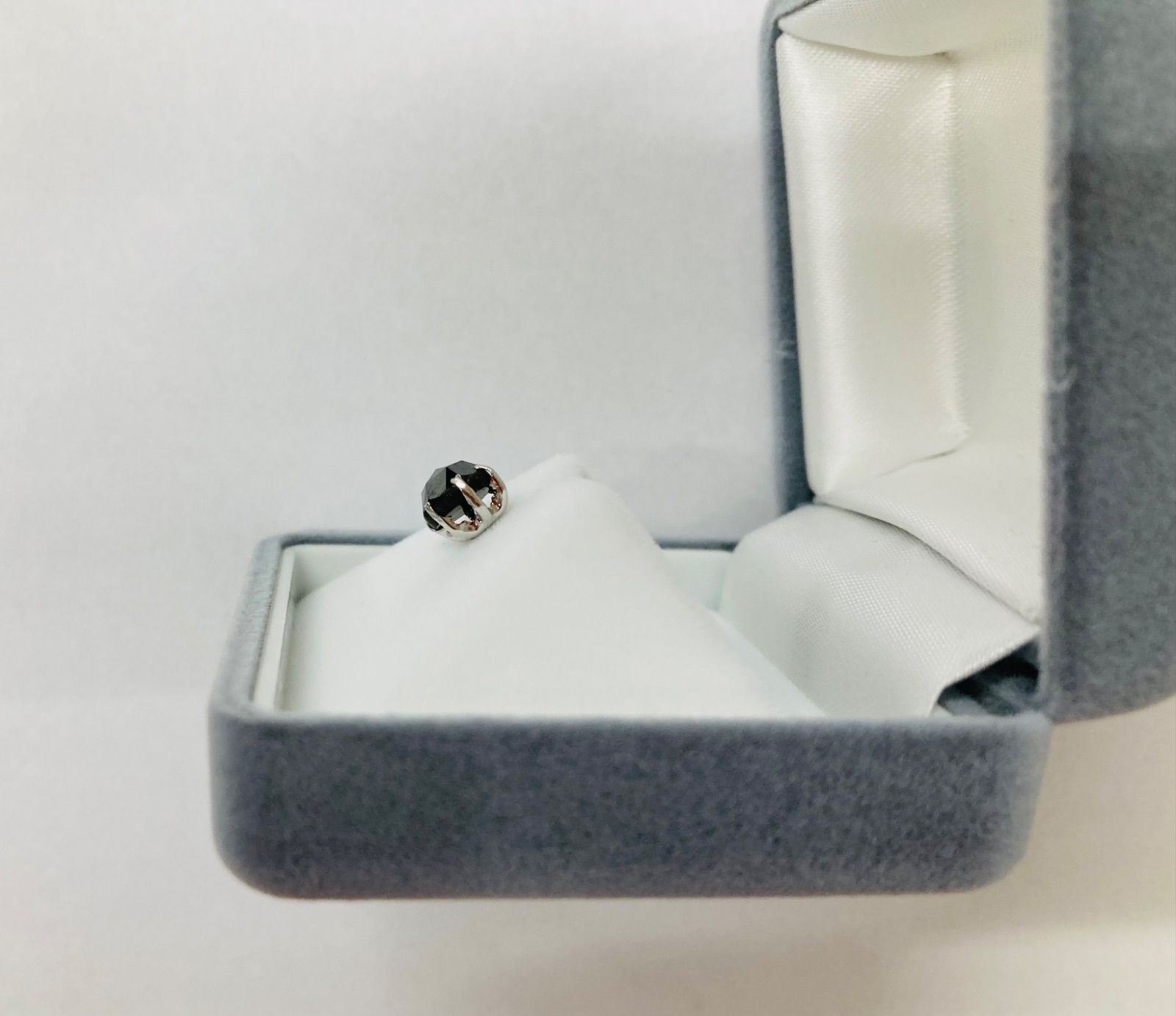 PT900ブラックダイヤモンドピアス1.00カラットAAA片耳用 - メルカリ