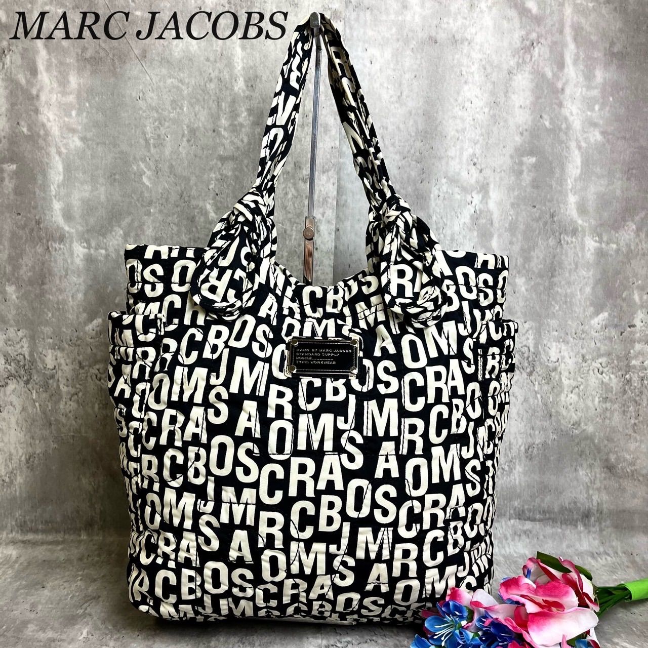 【人気】マークジェイコブス　トートバッグ　総柄　大きめ　希少　美品　肩掛け　A4 マークバイ ジェイコブス トートバッグ レザー A4収納 肩掛け 総柄