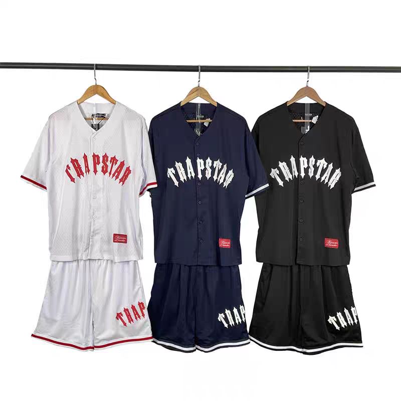 Trapstar の夏向けスポーツウェア カジュアルシリーズ メッシュ素材 通気性抜群 ベースボールシャツ 半袖 ＆ ルーズフィット ショートパンツ