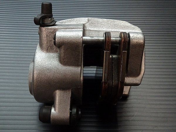 リアブレーキキャリパー