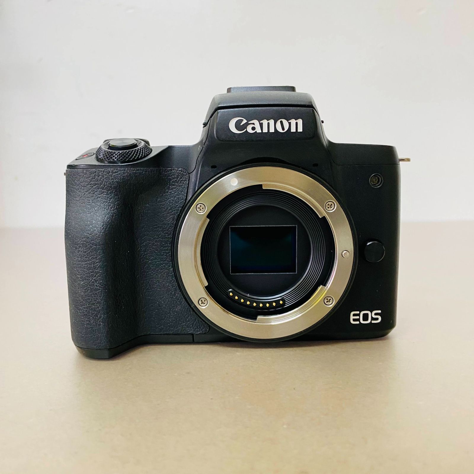 キャノン 　Canon EOS Kiss M　ブラック 　EF-M 15-45mm  F 3.5-6.3 　IS STM 　レンズキット 充電器、バッテリー付属 C2114  80サイズ発送