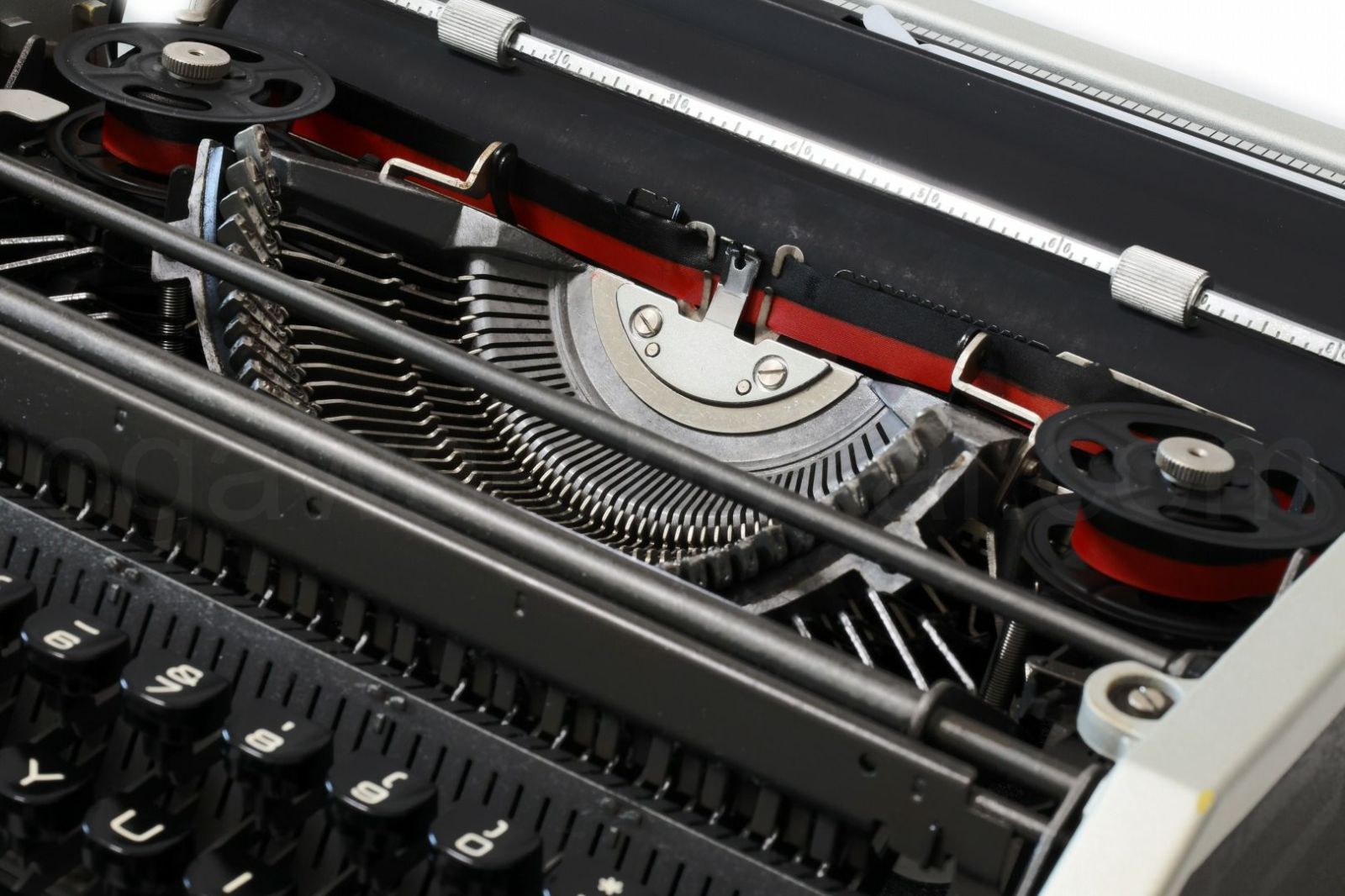 専門店でオーバーホール済のタイプライター olivetti