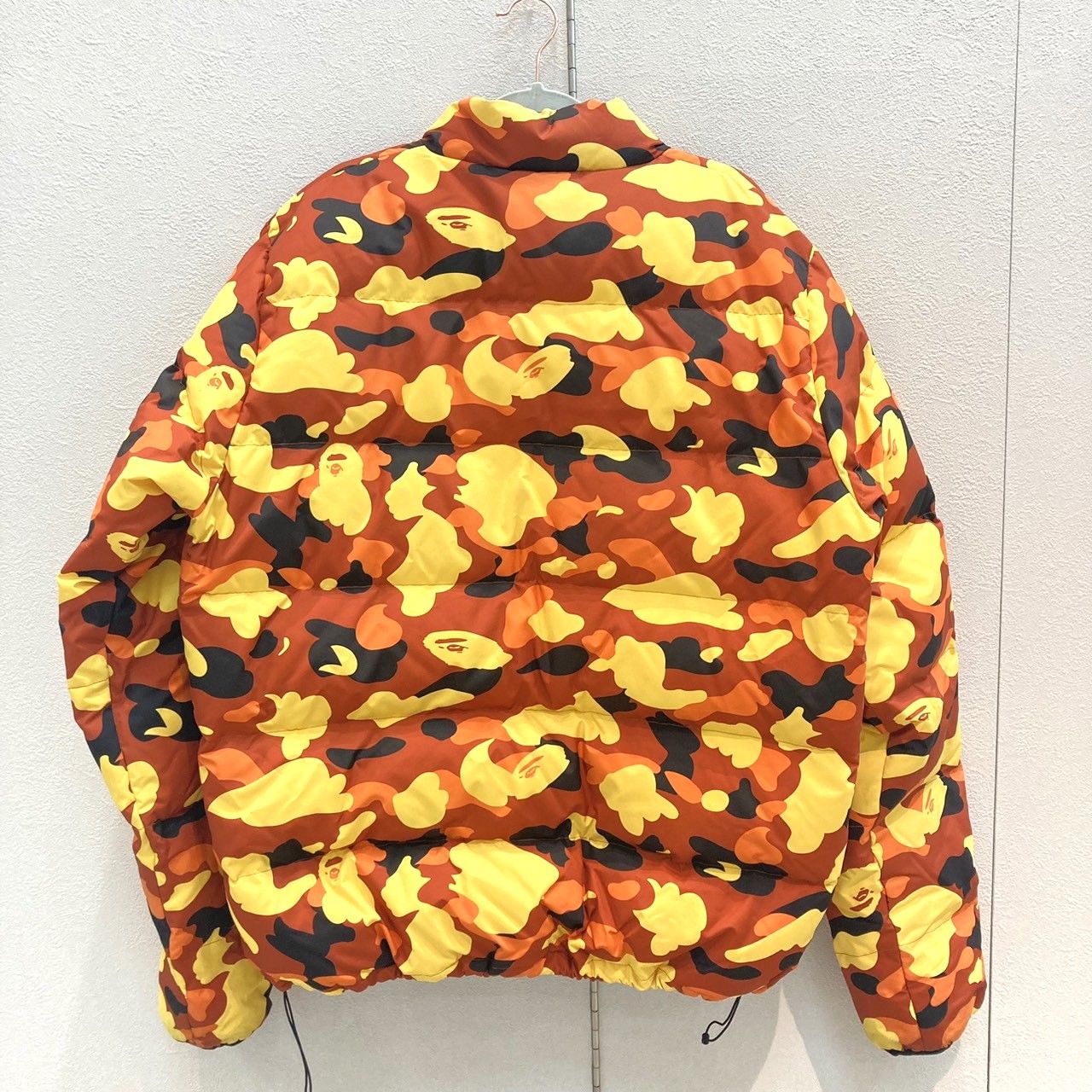 ◇　A BATHING APE アベイシングエイプ ダウンジャケット BAPE camo 001LJD801013X　オレンジ カモ　2XL