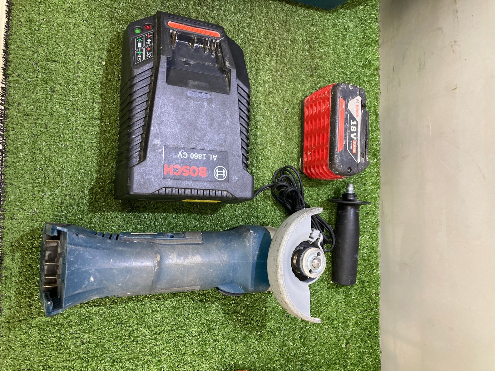 中古品0921☆BOSCH(ボッシュ) Bosch バッテリーディスクグラインダー 