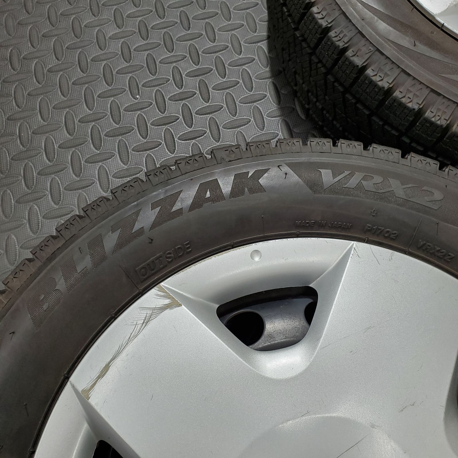 スタッドレスタイヤ 1048R