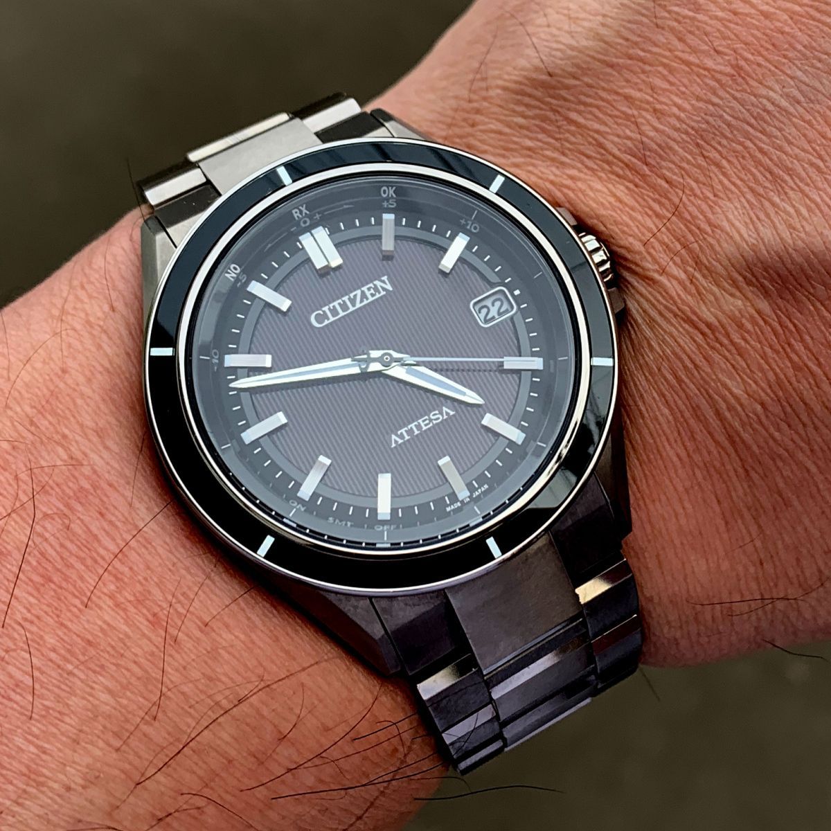 美品】シチズン アテッサ エコ・ドライブ 電波時計 ブラックチタン