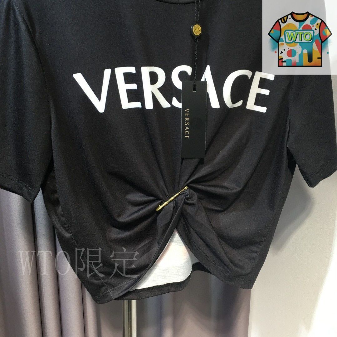 ★VERSACE★ロゴプリントと安全ピン付クロップTシャツ★送関込 今日特価】VERSACE Strawberry Print Logo Pin-Embellished Crop