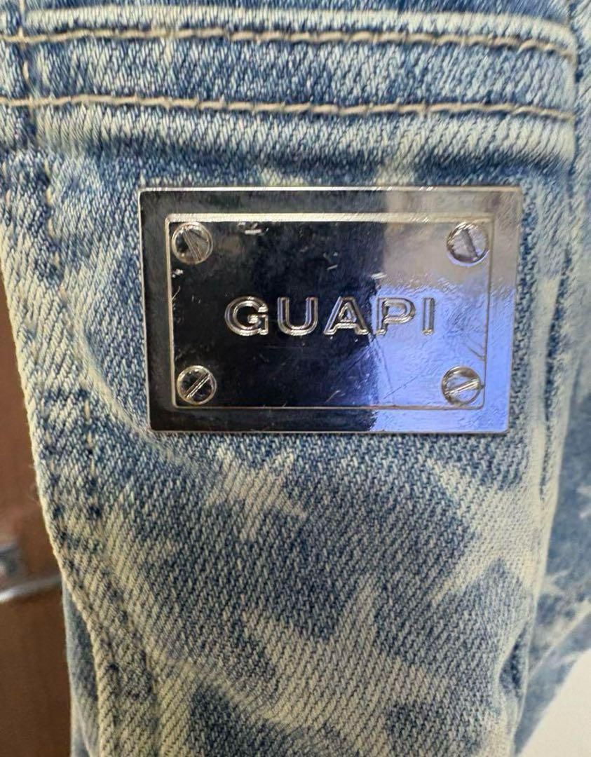 星柄デザインのGUAPI PREMIUMデニムパンツ、チェーン付きで