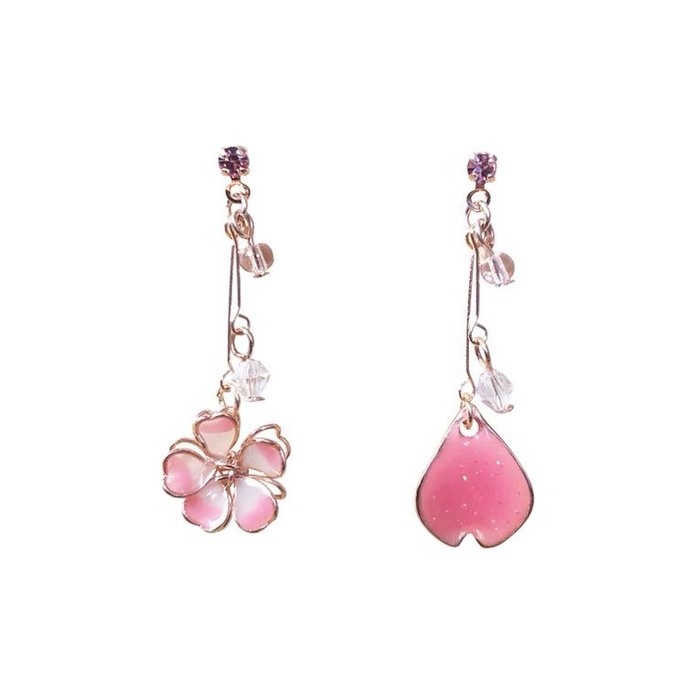 メルカリshops 桜 花びら ピアス