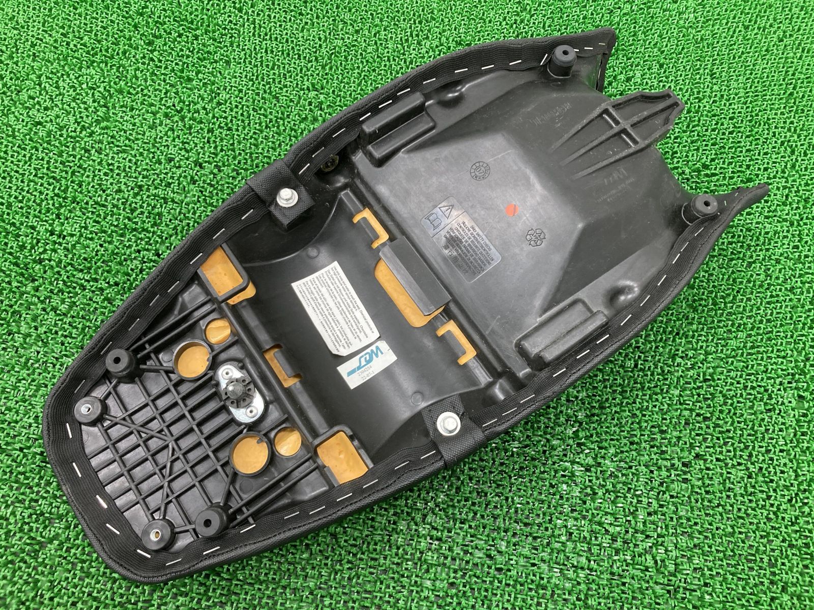 スピードトリプル1050 シート 2304232 トライアンフ(TRIUMPH) 純正