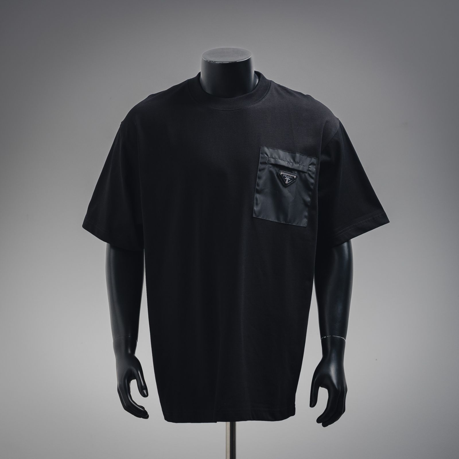 【25SS】新作 ロゴ入り カシミヤ Tシャツ ◆プラダ◆人気 今日特価】Prada / プラダ 25ss 胸三角ロゴ後裾赤条 T シャツ-3