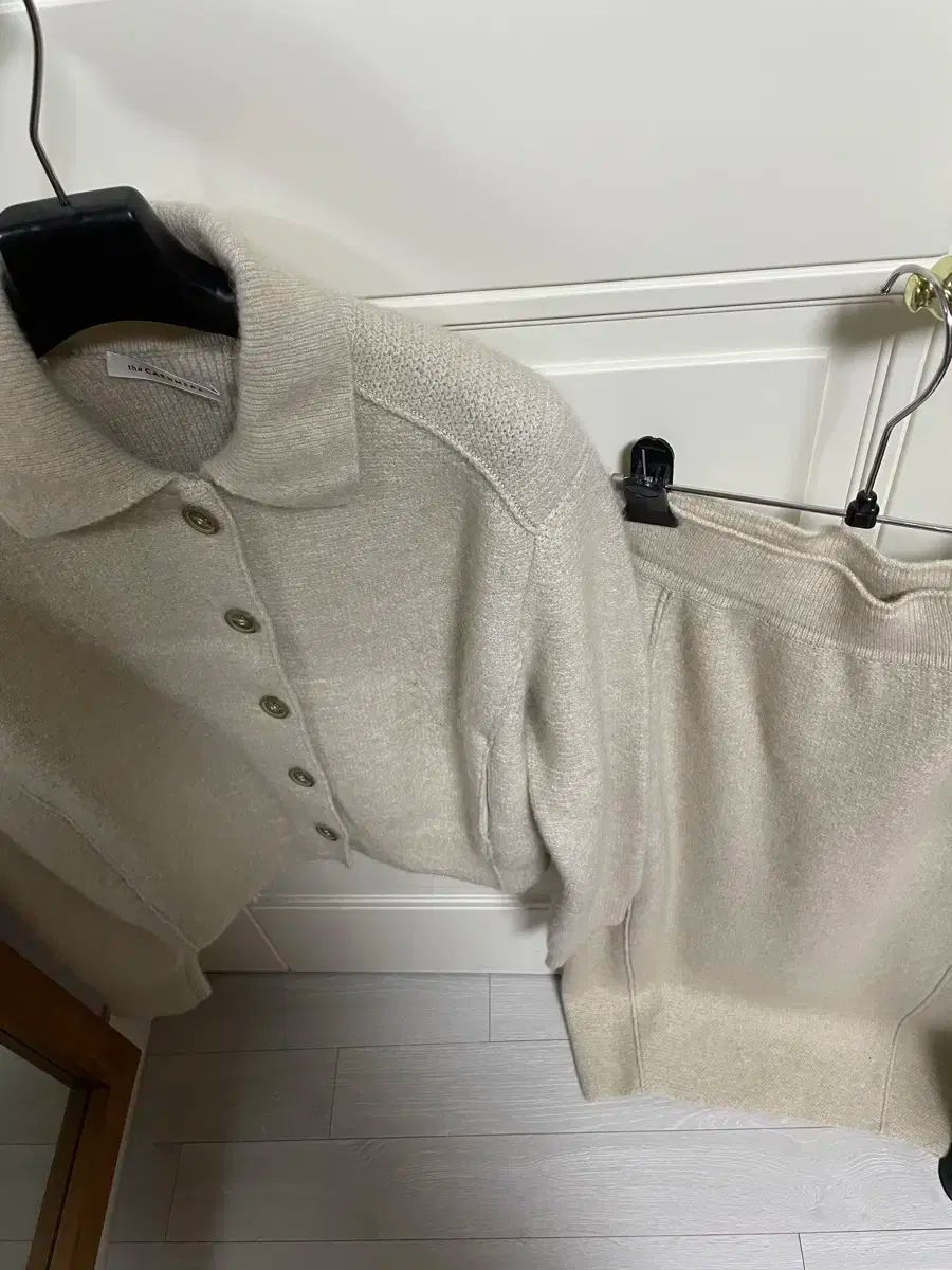 the CASHMERE カーディガン スカート セットアップ ベージュ