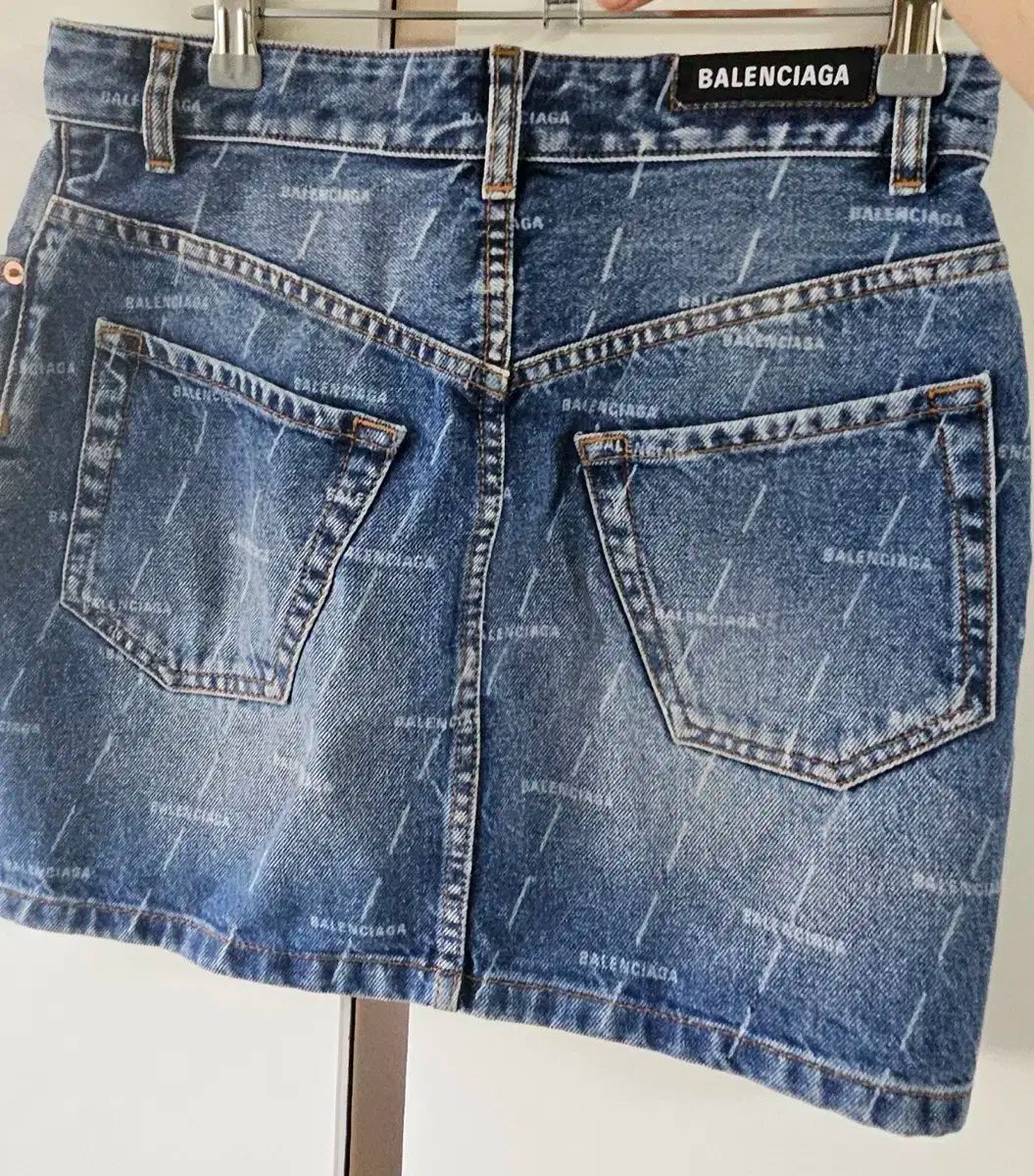 BALENCIAGA