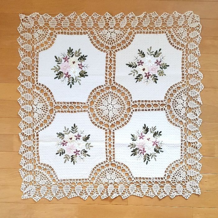 エストニア輸入 テーブルクロス 約83×83cm 花柄 リボン 刺繍 コットン