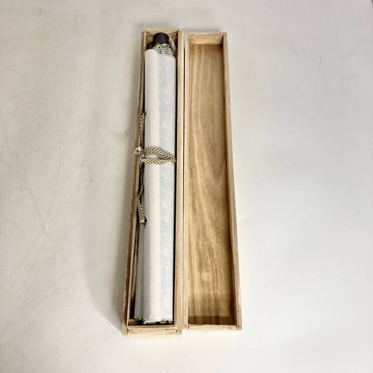 掛け軸　書と人　骨董品　古美術　レトロ　美術品 Amazon.co.jp: 豪華 掛け軸 絵 落款 書 茶 寺 中国 古 美術 骨董