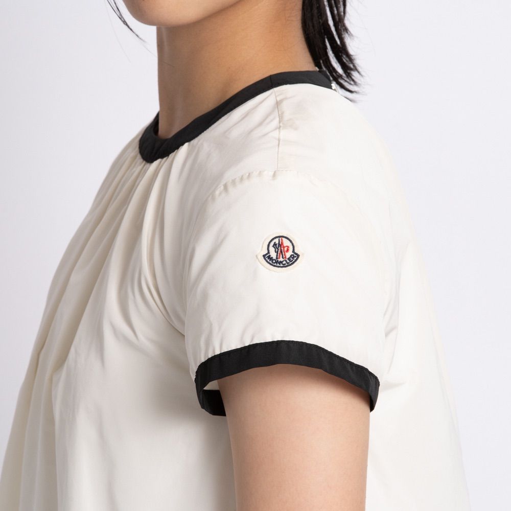 MONCLER 半袖ワンピース MONCLER 2024春夏新作 ナイロンポプリン ロゴ付き半袖ワンピース