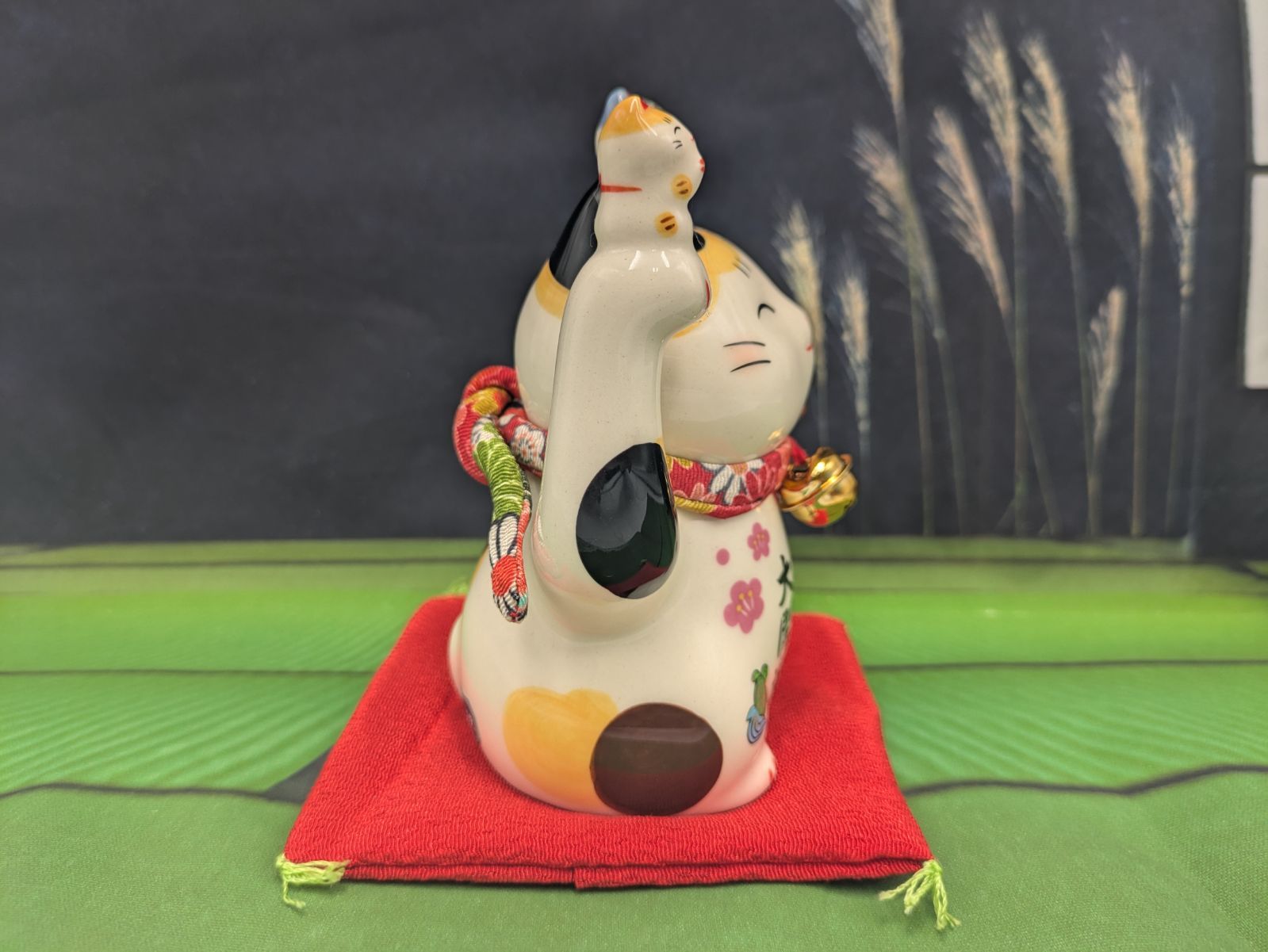 薬師窯 彩絵 招福大開運招き猫 (ちりめん 首輪.座布団付き) 置物
