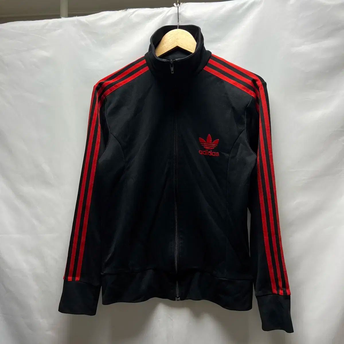 美品　adidas ヨーロッパトラックトップ トラックジャケット ブラック　95 純正品/ 95 adidas(アディダス) ヨーロッパ 黒×赤 ブラック
