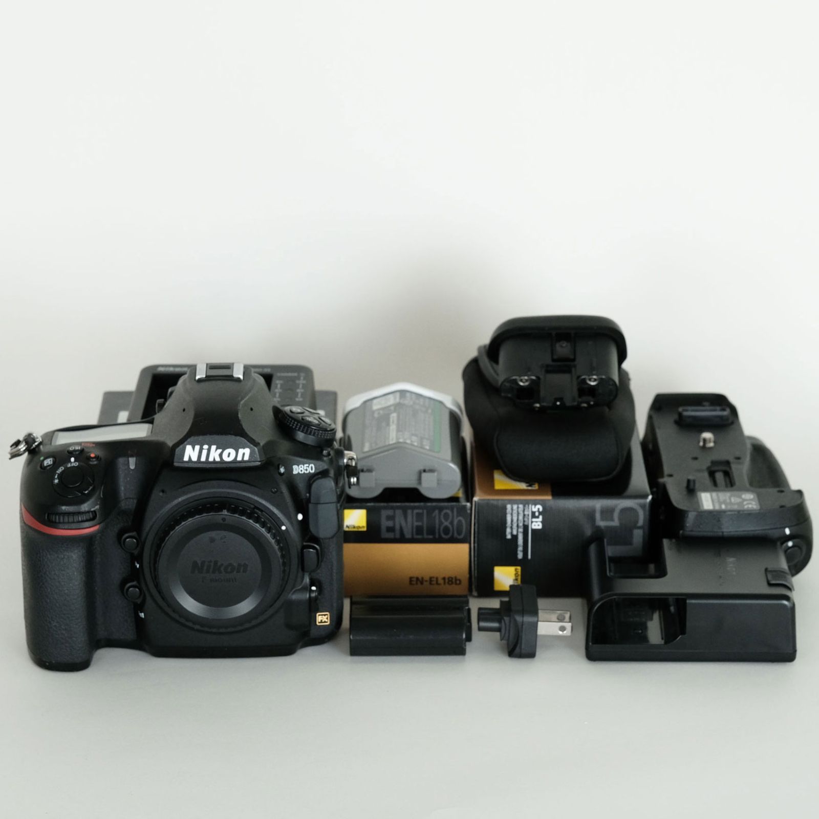 Nikon D850用MB-D18本体セット Nikon MB-D18 Multi Battery Power Pack | DSLR Camera Accessories