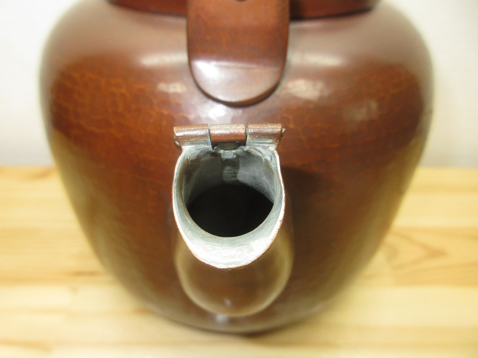 送料込【逢絢亭】茶道具 水屋道具 薬缶 口蓋付 打ち出し 菊桐の図 紙箱入り 逢絢亭】茶道具 水屋道具 薬缶 口蓋付 打ち出し 菊桐の図 紙箱入り