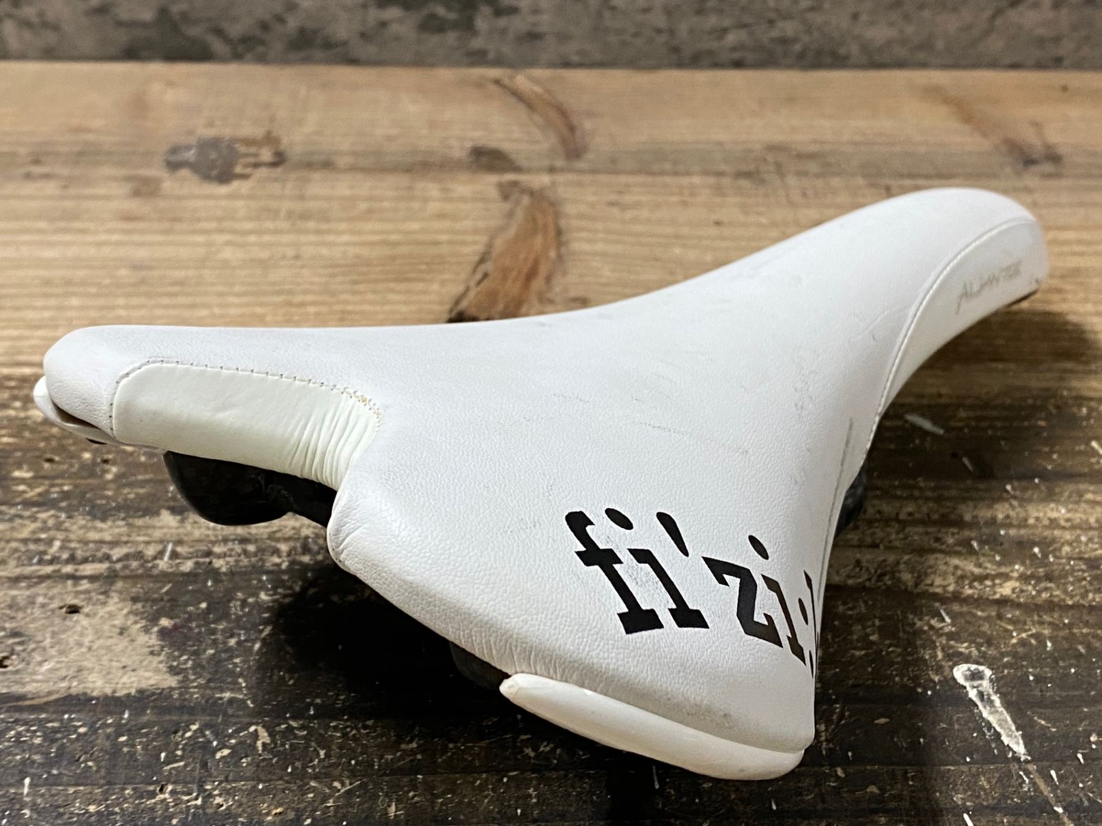 IX446 フィジーク fizik アリアンテ ALIANTE サドル カーボンレール 白