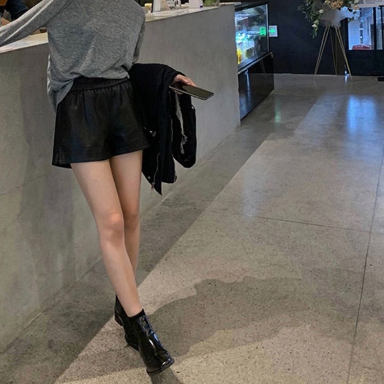 メルカリshops レザーショートパンツ 春コーデ レザー スリット ショートパンツ 韓国 新品