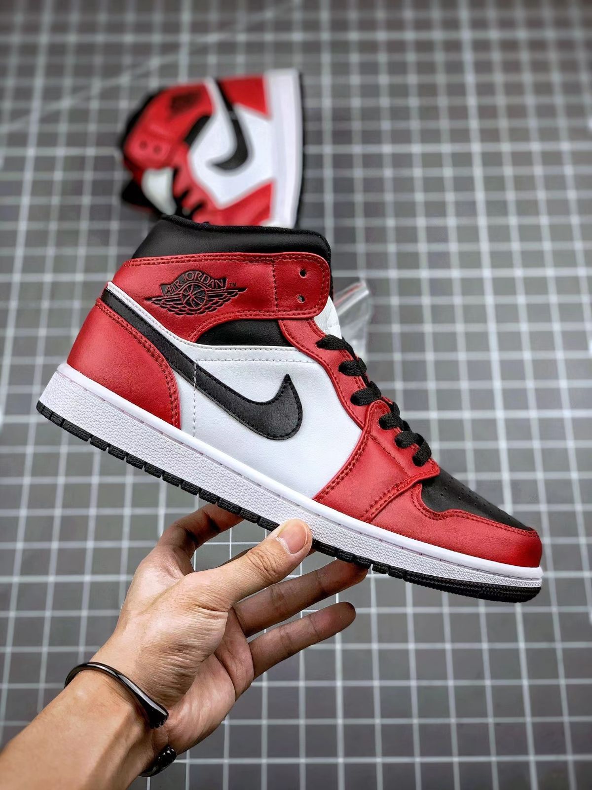 Air Jordan 1 Mid  “Chicago Toe”