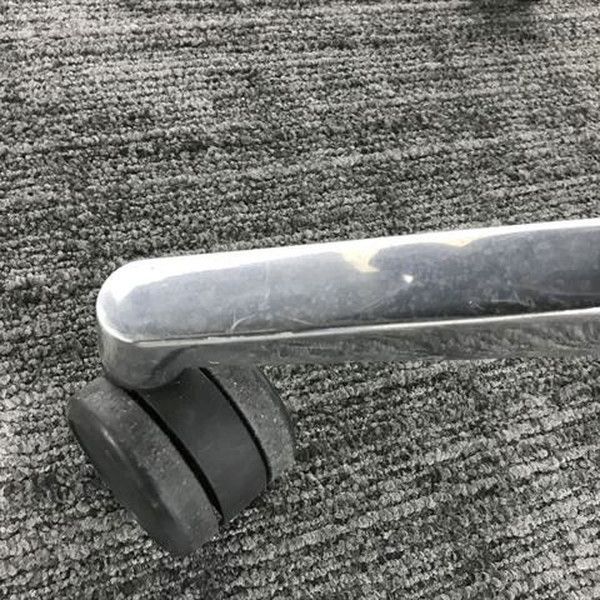 ヘッドレスト付