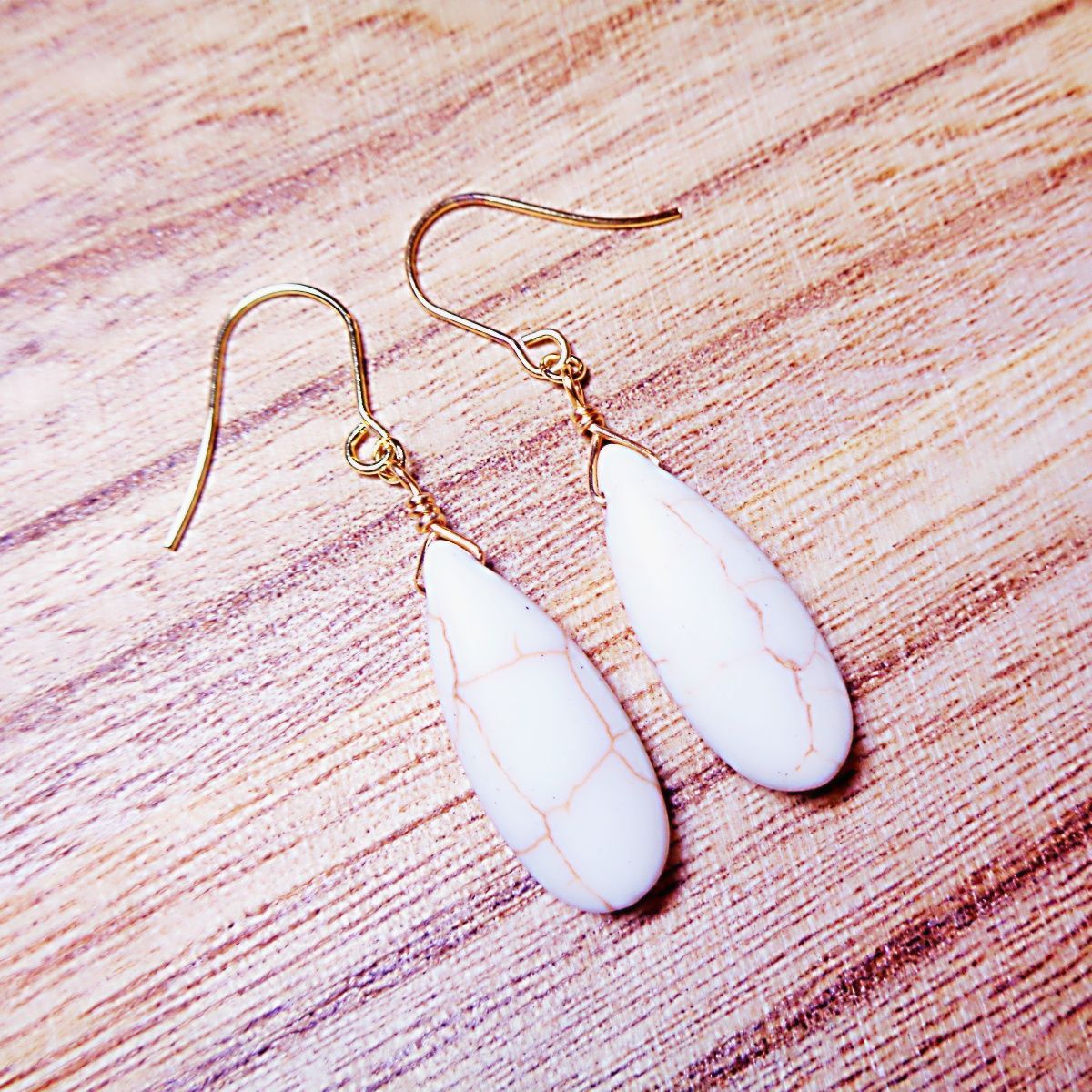 P1410 ホワイトターコイズの大きめロングピアス 金属色ゴールド - メルカリ