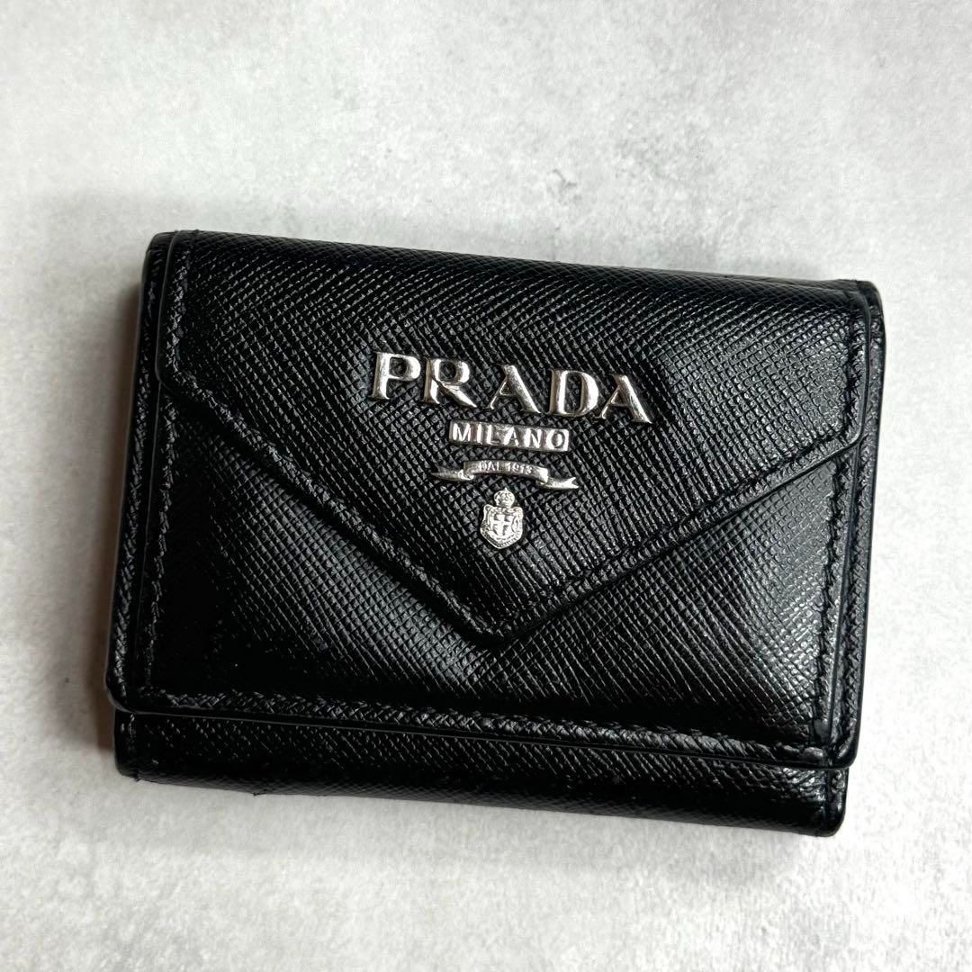 PRADA プラダ サフィアーノバイカラーコンパクトウォレット 三つ折り財布 ミニ財布 ブラック ピンク 1MH021 SAFFIANO METAL  NERO - メルカリ