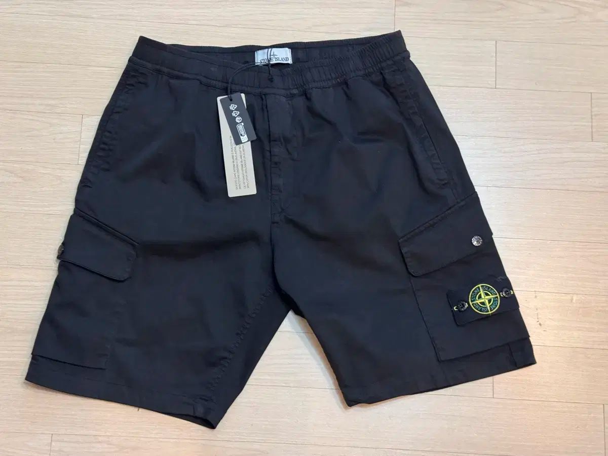 STONE  BLACK Edition ハーフパンツ　ショーツ STONE ISLAND ストーンアイランド ブランド メンズ ショートパンツ