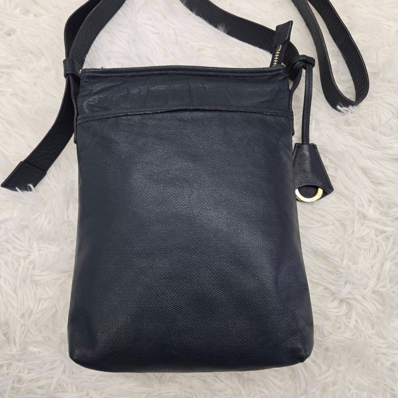 aniary アニアリ ショルダーバッグ クロッシングレザー 縦長 チャーム ネイビー