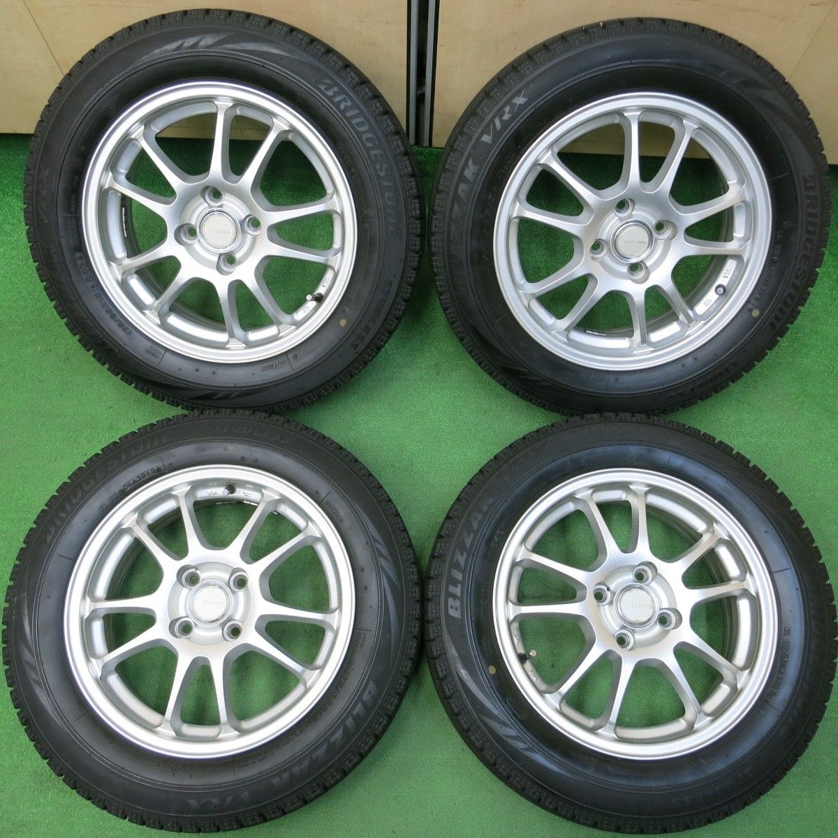 *送料無料* バリ溝！キレイ！8.5分スタッドレス 175/65R15 ブリヂストン ブリザック VRX ECO FORME エコフォルム 15インチ PCD100/4H4040205イス