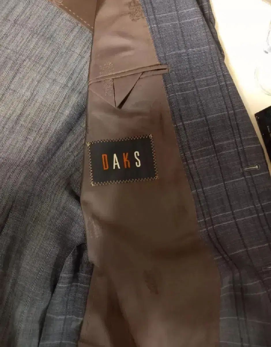 DAKS