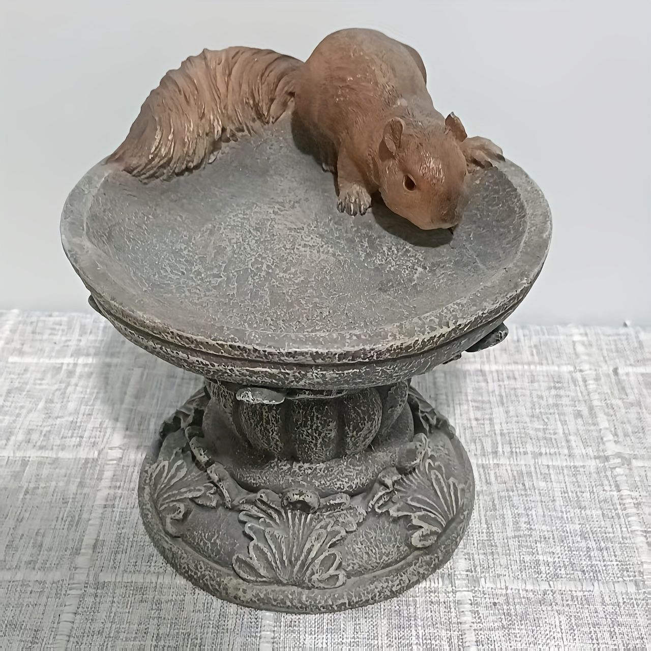バードフィーダー 小鳥 野鳥 用 給餌器 餌箱 餌台えさ置き 置物 寝ているリス りす 可愛い 餌入れ 鳥 ガーデンオブジェ インテリア ガーデニング ペット食器 野鳥観察 バード用品 インテリア雑貨 樹脂